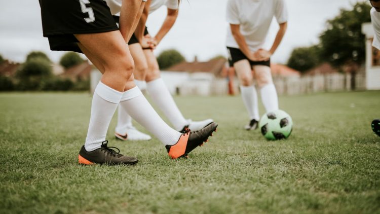 Federata Angleze ndalon pjesëmarrjen e transgjinoreve në futbollin e femrave