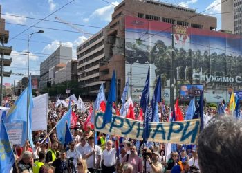 Studentë e sindikalistë demonostrojnë në Serbi