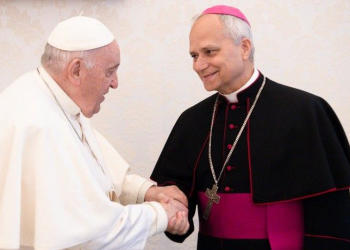 Kush është Kardinali Prevost, pasuesi i mundshëm i Papa Françeskut