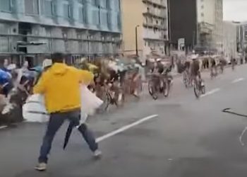 VIDEO/ Kaos në Giro d’Italia, qytetari futet mes çiklistëve për të penguar garën
