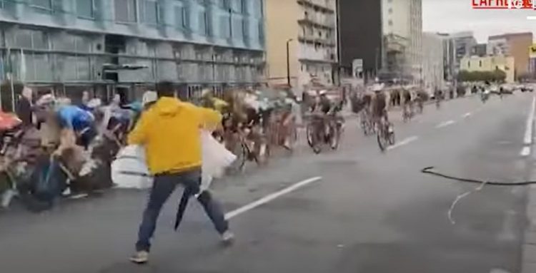 VIDEO/ Kaos në Giro d’Italia, qytetari futet mes çiklistëve për të penguar garën