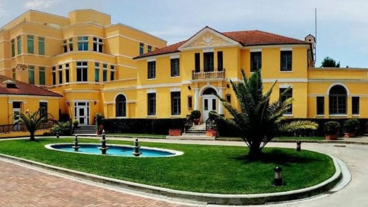 Skema për t’u dhënë fëmijëve nënshtetësi amerikane, Ambasada e SHBA: E papranueshme