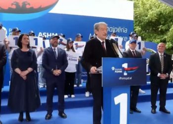 Dita e Dëshmorëve/ Berisha, 1 minutë heshtje në Burrel: Do u kthejmë dinjitetin
