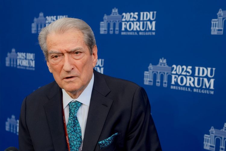 ‘Zgjedhjet,një farsë’/Berisha në Bruksel:Na mbështetni që kombi im të votojë i lirë