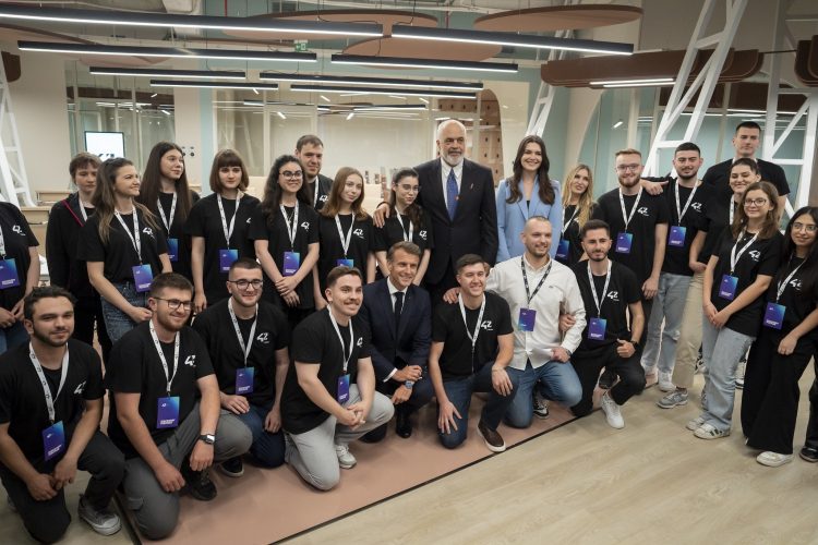 Vizita në Tiranë, presidenti Macron: Shqipëria e ka vendin e saj në BE!