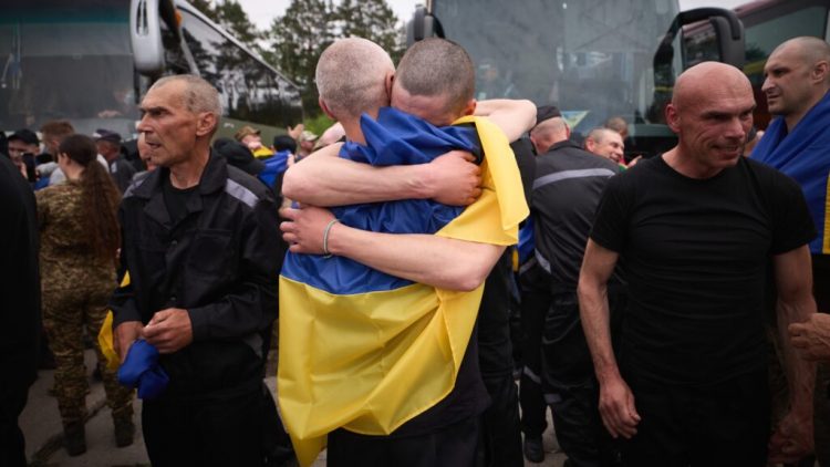 Rusia e Ukraina shkëmbejnë të burgosurit e luftës pavarësisht sulmit ajror