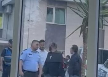 Policia shoqëron kandidatin e PD në Fier