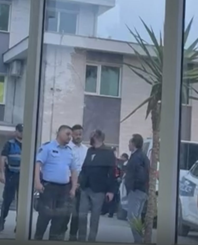 Policia shoqëron kandidatin e PD në Fier