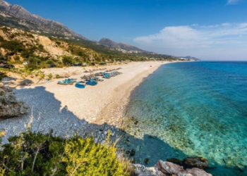Media britanike: Vizitoni Vlorën, qytetin idilik bregdetar në Rivierën Shqiptare