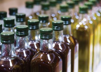 Vaji i ullirit mbetet sërish stok, eksportet në Shqipëri bien me 75%