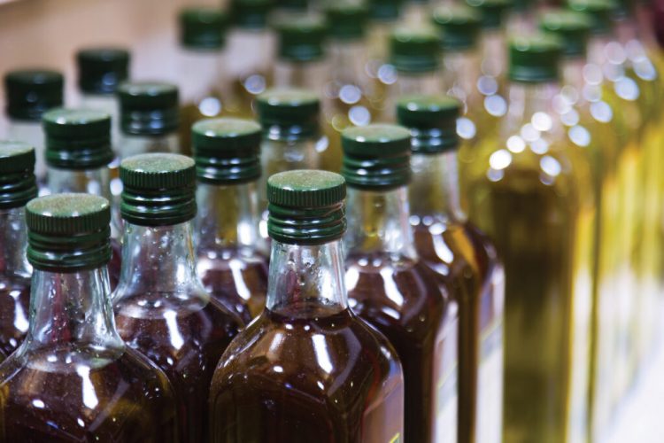 Vaji i ullirit mbetet sërish stok, eksportet në Shqipëri bien me 75%