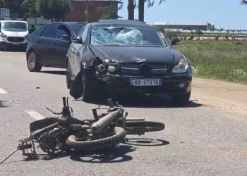 Divjakë/ Makina përplaset me motorin, një i plagosur