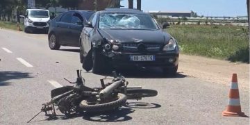 Divjakë/ Makina përplaset me motorin, një i plagosur