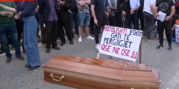 Banorët e Hotolishtit në protestë: Shteti ka vënë asfaltin para jetës së njerëzve