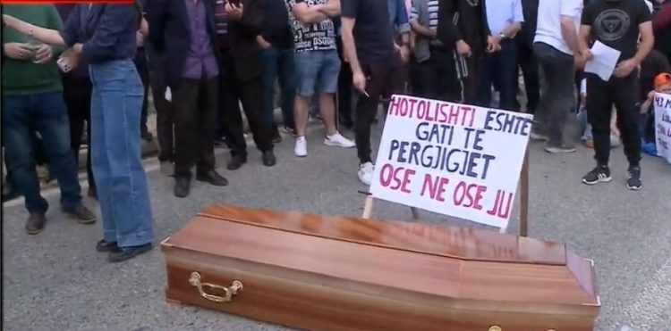 Banorët e Hotolishtit në protestë: Shteti ka vënë asfaltin para jetës së njerëzve