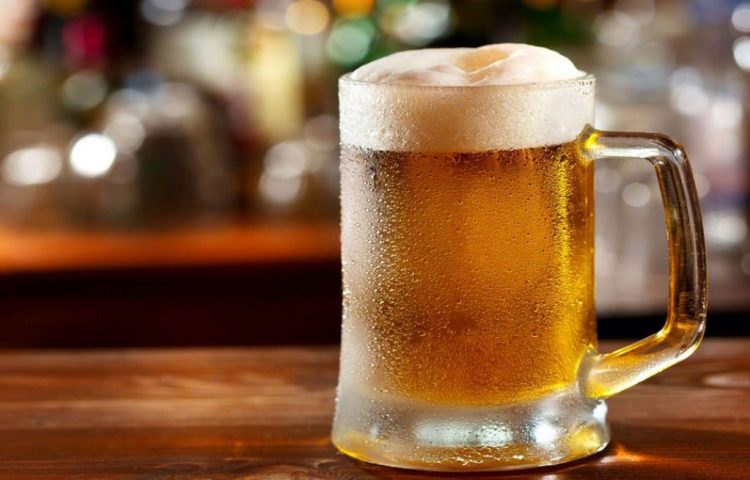 Shqiptarët, kërkesë të lartë për birrë e kafe/ Bien importet e cigareve