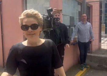 Kryemadhi paraqitet në SPAK e veshur me të zeza: Jo se kam ndonjë gjë të keqe, por…