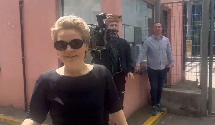 Kryemadhi paraqitet në SPAK e veshur me të zeza: Jo se kam ndonjë gjë të keqe, por…