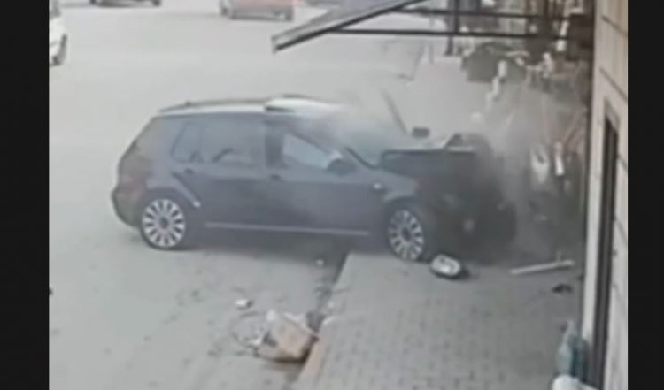 Makina përplasi efektivin e policisë, publikohen pamjet e aksidentit në Peshkopi