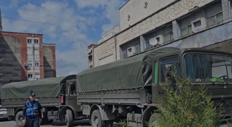 Nën masa të rrepta sigurie, mbërrijnë në Elbasan materialet zgjedhore