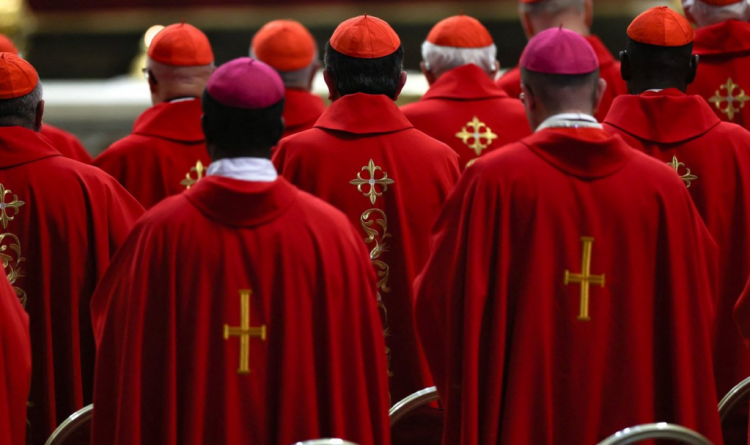 Papa i ri, 133 kardinalë 4 votime sot në Vatikan