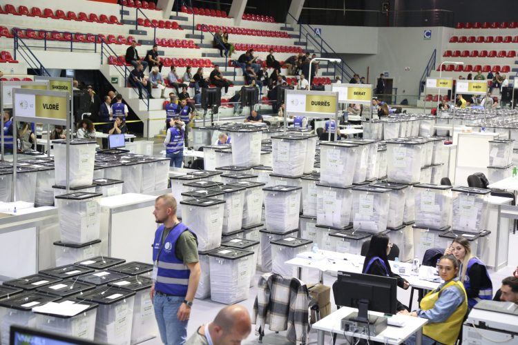 Përfundon procesi i numërimit të votave për kandidatët në tre qarqe