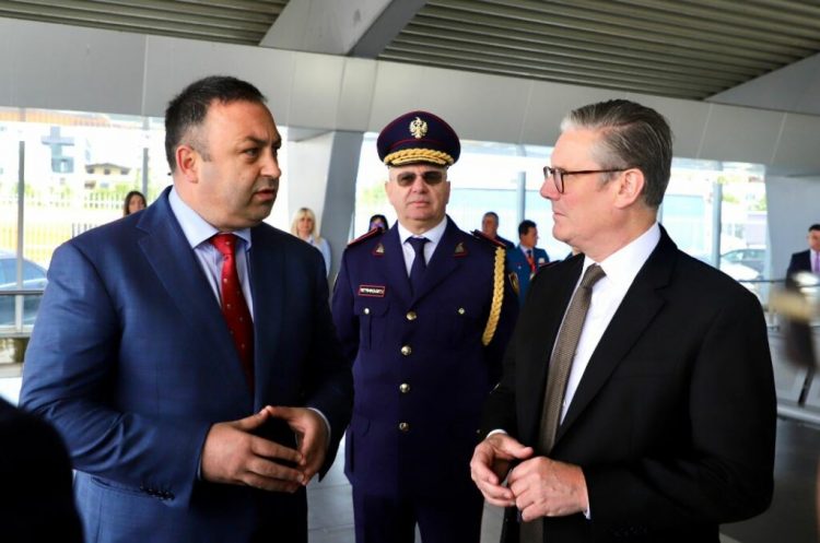 Kryeministri britanik Starmer në Portin e Durrësit, takohet me ministrin Hoxha