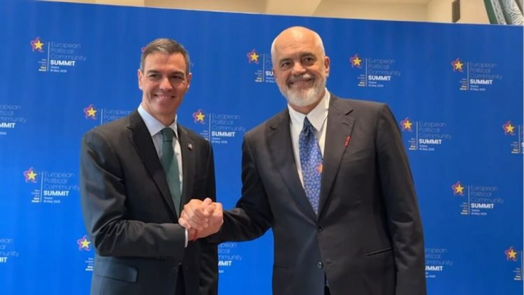 Kryeministri i Spanjës mbërrin në Tiranë, pritet nga Rama