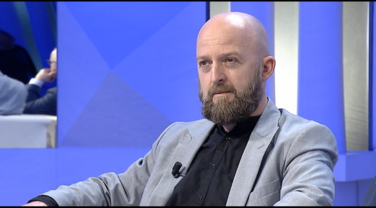 Eksperti i bindur se “Toka është e sheshtë” dhe se “planetet nuk ekzistojnë”