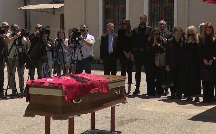 Me duartrokitje e trëndafila të bardhë, Artan Lame përcillet për në banesën e fundit