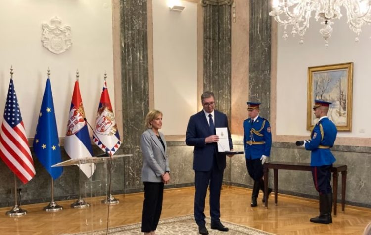 Vuçiç nderon kongresisten Claudia Tenney për “forcimin” e marrëdhënieve Serbi-SHBA