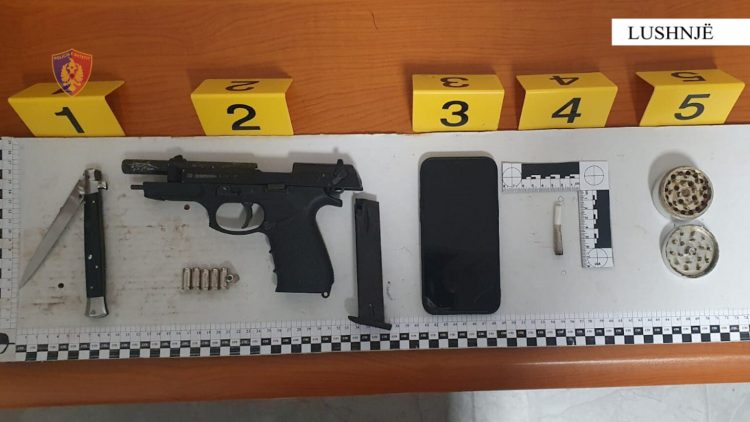 Me armë e lëndë narkotike në banesë dhe makinë, arrestohet 28-vjeçari në Lushnjë