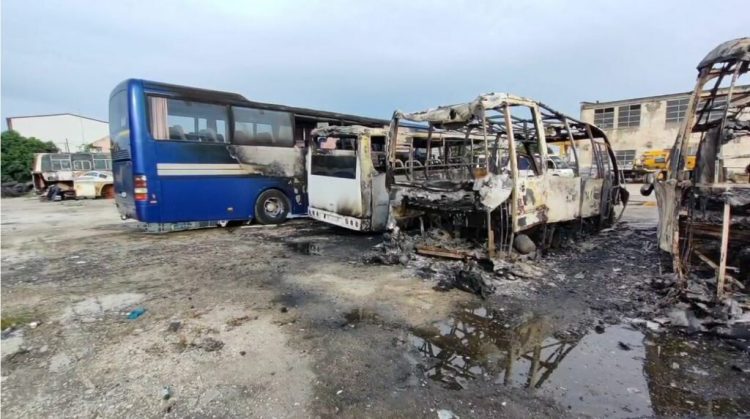 Video/ Zjarr në ish-parkun e Lushnjës, digjen 4 autobusë