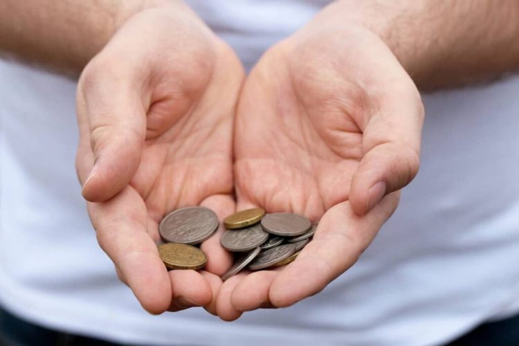 Raporti: Me gjithë rritjen ekonomike, 20% e popullsisë shqiptare në varfëri më 2025