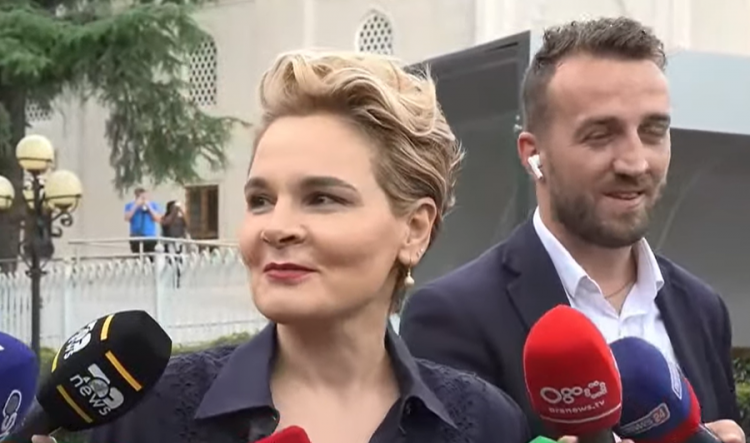 Jashtë Parlamentit, Kryemadhi: S’më vjen keq, karrigia nuk është e imja