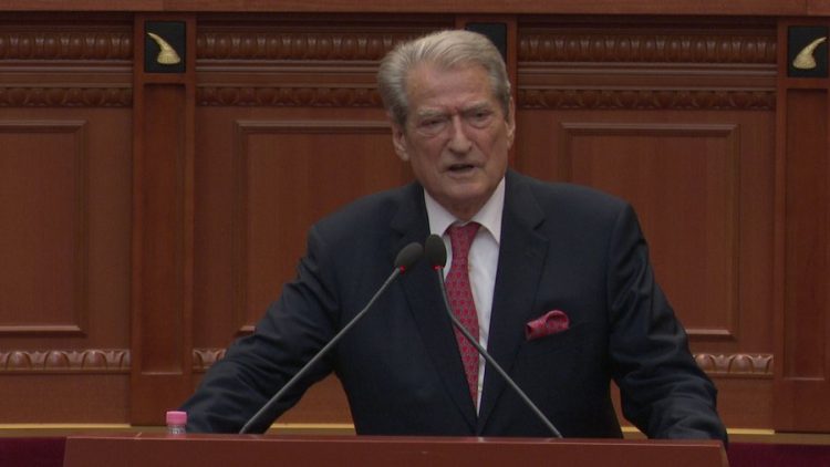 Mbyllet pas 15 minutash tensione seanca plenare, Berisha përplaset me Spiropalin