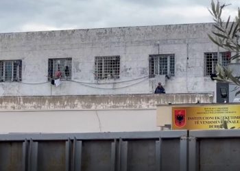 Kontroll i befasishëm në IEVP Durrës, sekuestrohen 10 celularë