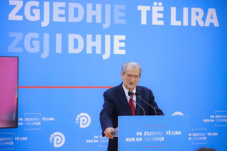 Kandidatët demokratë kërkojnë rinumërimin e votave/Berisha: S’i pengojmë si Edi Rama