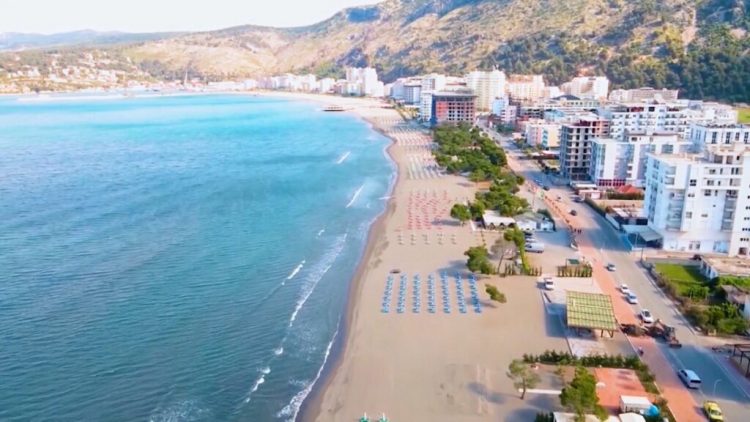 Rritet hapësira publike në plazhe