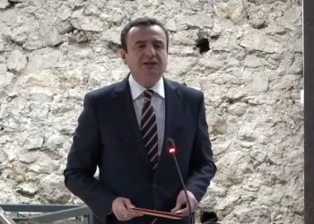 Kurti sulmon opozitën: Janë arkaikë, refuzojnë gruan më të votuar