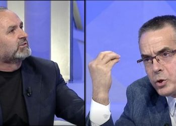 Raporti i të burgosurve me të paraburgosurit, Manja debat me Hoxhën: Komunist!