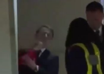 Video/ Macron goditet me shuplakë nga gruaja e tij gjatë mbërritjes në Vietnam
