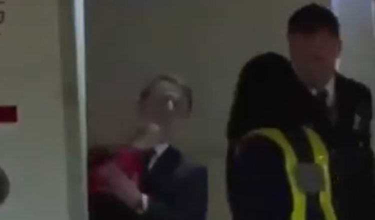 Video/ Macron goditet me shuplakë nga gruaja e tij gjatë mbërritjes në Vietnam