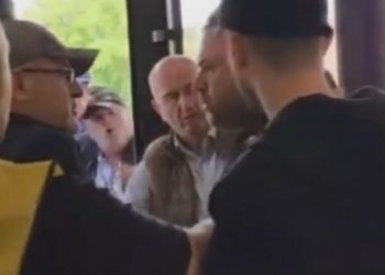 VIDEO/ Tensione mes komisionerëve të PS dhe PD në Lushnje, ndërhyn policia