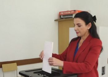 Balluku voton në Fier: I bëj thirrje shqiptarëve, mos ta çojnë votën dëm!