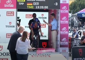 ‘Giro d’Italia’/ Rama valëvit flamurin e nisjes për Etapën e Dytë në Tiranë