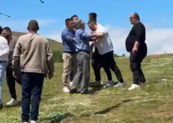 Mziu nxjerr videon:PS në terren me administratën, shpërndan para në këmbim të votës!