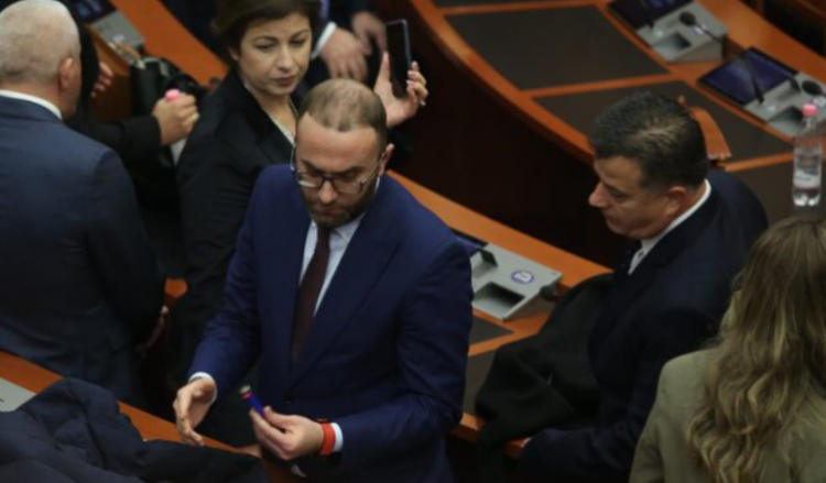 Çfarë do të ndodhë në parlament? Bardhi u dërgon mesazh deputetëve: Nesër do të…