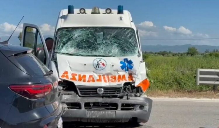 Kamioni përplaset me ambulancën në aksin Fier-Lushnje, 4 persona të plagosur