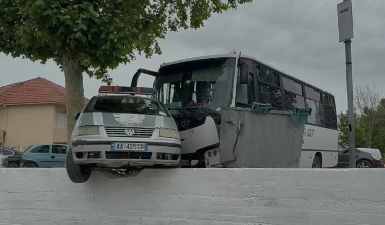 Fier/Automjeti i Policisë Bashkiake përplaset me autobusin, 6 persona të lënduar
